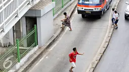 Pejalan kaki menyeberang di bawah Jembatan Penyeberangan Orang (JPO) di Jakarta, Kamis (19/11). Selain membahayakan keselamatan, perilaku buruk pejalan kaki tersebut juga menjadi salah satu penyebab kemacetan di Ibu Kota. (Liputan6.com/Immanuel Antonius)