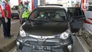Petugas memeriksa kendaraan yang memasuki Jakarta pada penerapan PSBB di gerbang pintu Tol Pasar Rebo 2, Jakarta, Jumat (10/4/2020). Petugas kepolisian mengimbau kepada seluruh pengendara dan penumpang agar mengenakan masker. (Liputan6.com/Herman Zakharia)