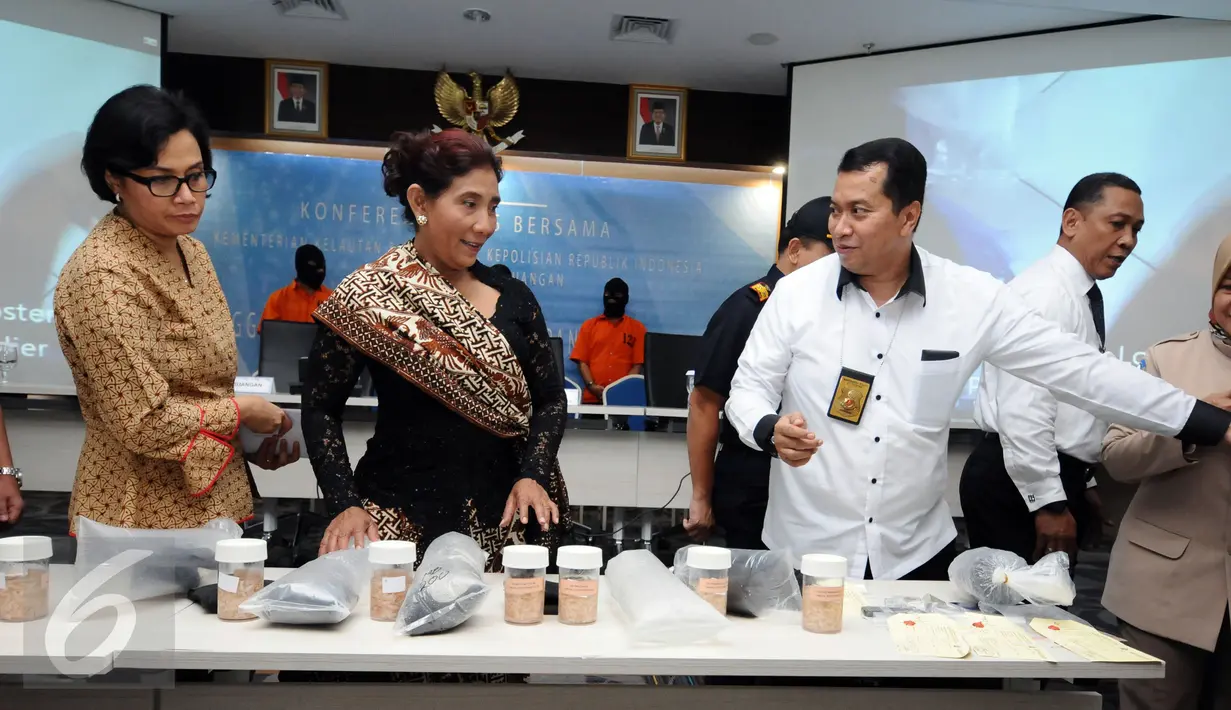 Menkeu Sri Mulyani Indrawati, Menteri KKP Susi Pudjiastuti, dan Direktur Tipidter Polri, Brigjen Pol Purwadi (kiri ke kanan) melihat barang bukti hasil penggagalan penyelundupan benih lobster di Jakarta, Rabu (26/10). (Liputan6.com/Helmi Fithriansyah)