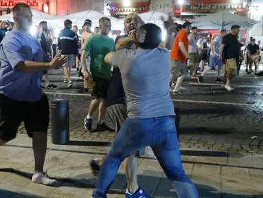  Sejumlah Suporter timnas Inggris dan Rusia serta pemuda lokal terlibat bentrok saat pembukaan Euro 2016  di kawasan bar Marseille, Prancis (10/6). Bentrokan mengakibatkan kerusakan sejumlah fasilitas bar dan jalan di Vieux Port. (REUTERS / Eddie Keogh)