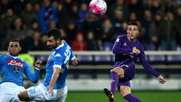 Pemain Fiorentina, Tello Reyes, menendang bola ke arah gawang Napoli dalam laga Serie A Italia di Stadion Artemio Franchi, Firenze, Selasa (1/3/2016) dini hari WIB. (AFP/Alberto Pizzoli)