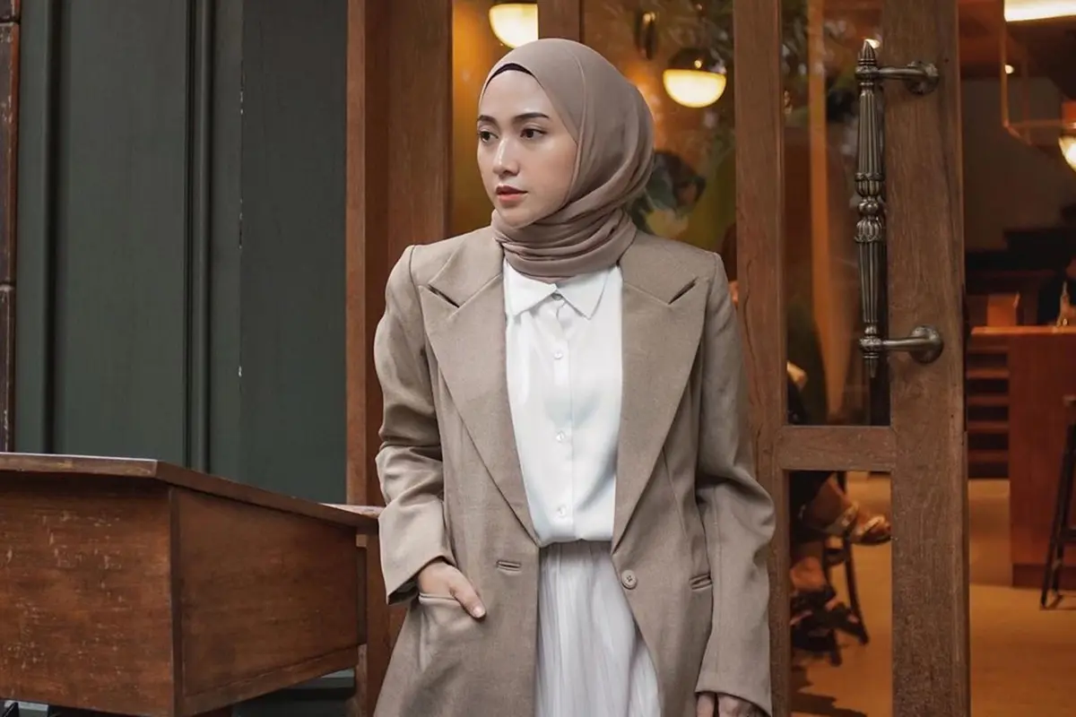OOTD Nisa Cookie Pakai Jas Ini Tampak Elegan, Selebgram Hits