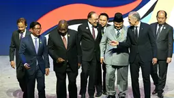 Setibanya di lokasi acara KTT ke-47 ASEAN, Presiden Prabowo Subianto bersama para pemimpin negara lainnya kemudian menuju plenary hall untuk mengikuti acara pembukaan. (MOHD RASFAN/AFP)