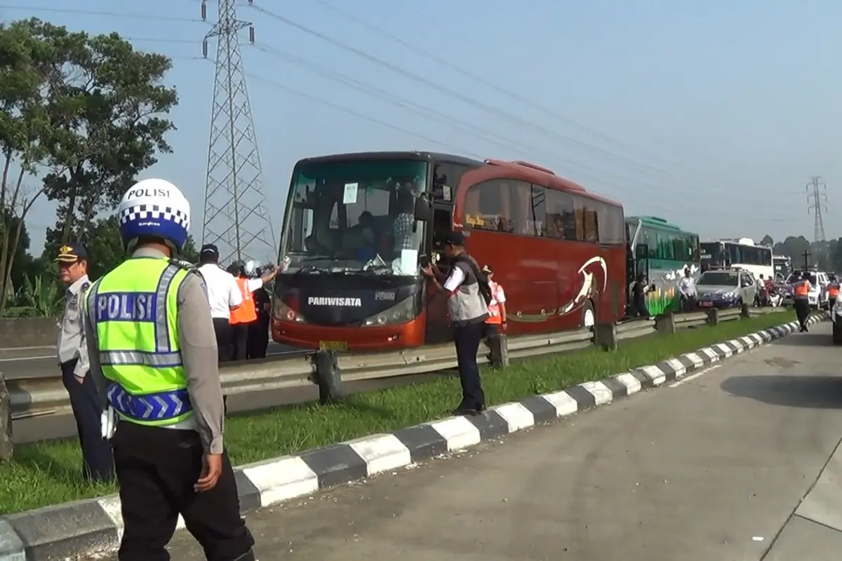 Razia bus puncak