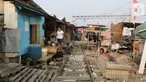 Aktivitas warga di Kampung Muka, Ancol, Jakarta, Selasa (5/11/2019). Pemprov DKI Jakarta mengusulkan anggaran konsultan penataan kampung kumuh sebesar Rp 556 juta per rukun warga (RW) pada rancangan APBD 2020. (Liputan6.com/Herman Zakharia)