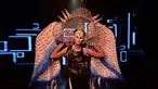 Seorang model berpose mengenakan busana perancang muda dari Pearl Academy di Autumn/Winter 2018 Fashion Week di New Delhi, India (18/3). (AFP Photo/Sajjad Hussain)