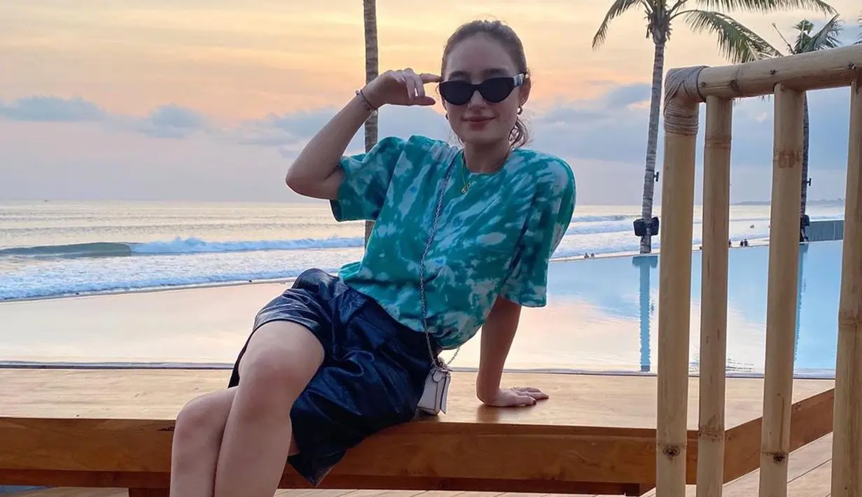 Bahkan, gaya santai Tatjana Saphira saat liburan juga tak melupakan kacamatanya. Melalui akun Instagram, wanita 24 tahun ini cukup sering mengunggah gaya penampilannya saat menggunakan kacamata. (Liputan6.com/IG/@tatjanasaphira)