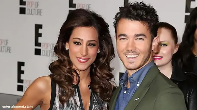 kevin-and-danielle-jonas-130830b.jpg