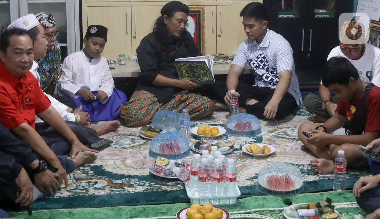 Suami Erina Gudono itu juga menyambangi rumah salah seorang relawan Jokowi. (Liputan6.com/Herman Zakharia)