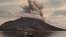 Ratusan warga Desa Laingpatehi, Pulau Ruang, diungsikan beberapa saat setelah Gunung Ruang mengalami erupsi pertama, pada Selasa (16/4). (Ronny Adolof BUOL/AFP)