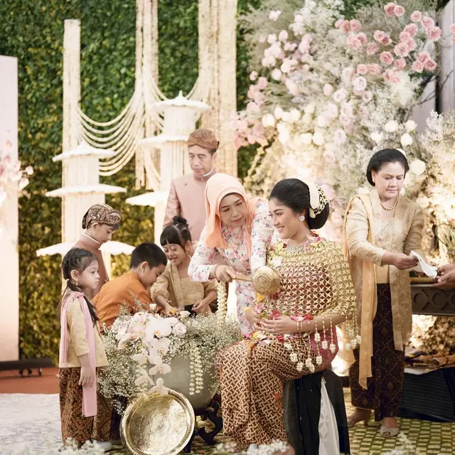 6 Potret Tingkah Lucu Keponakan Erina Gudono di Prosesi Siraman, Ikut Main Air
