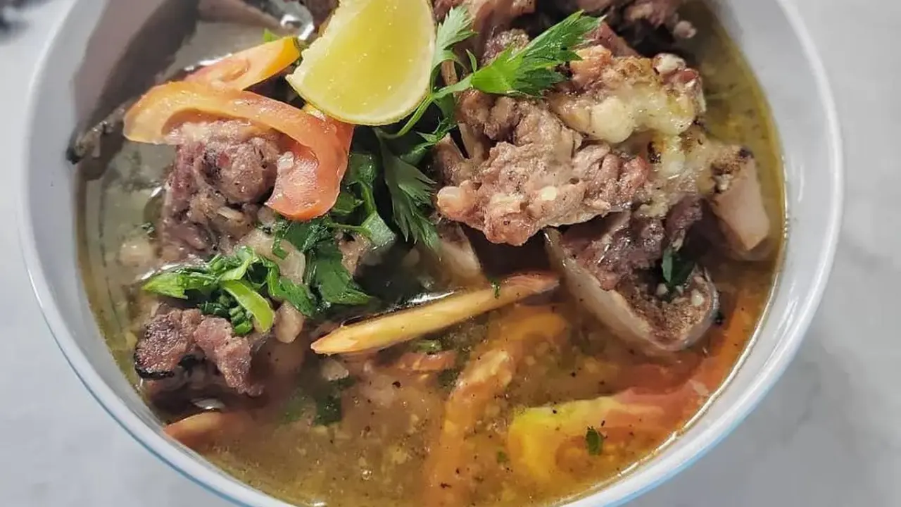 Semangkuk sop iga sapi bakar