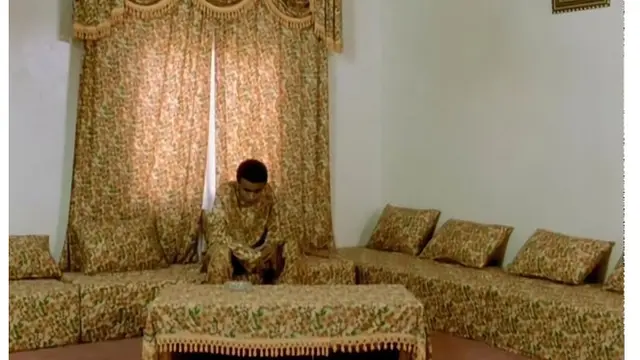 6 Momen Kocak Pakai Baju Kembar Sama dengan Barang Sekitar Ini Bikin Ketawa