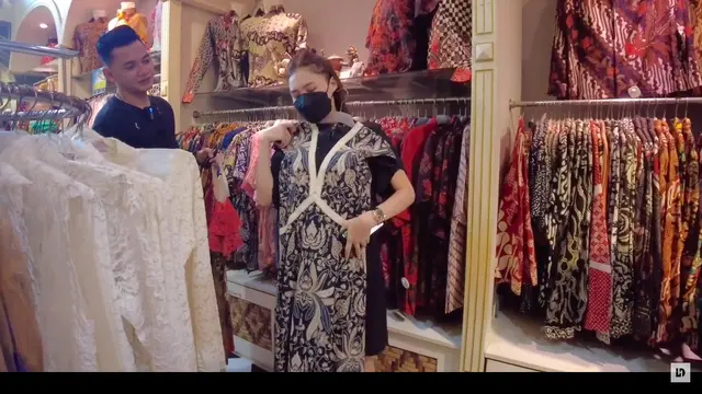 Momen Nella Kharisma dan Dory Harsa Belanja Baju Batik. (Sumber: YouTube/Dory Harsa Music)