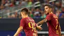 Penyerang AS Roma, Stephan El Shaarawy (kiri) berselebrasi dengan rekannya Lorenzo Pellegrini usai mencetak gol ke gawang Barcelona pada ICC 2018 di AT & T Stadium di Arlington, Texas (31/7). Roma menang telak 4-2 atas Barcelona. (AFP Photo/Cooper Neill)
