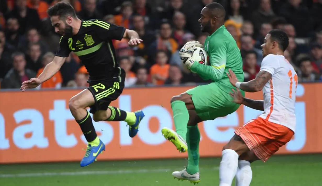 Kiper Belanda, Kenneth Vermeer menangkap bola dari kejaran pemain Spanyol Daniel Carvajal pada laga persahabatan di Amsterdam Arena, Belanda, Rabu (1/4/2015). Belanda menang 2-0 atas Spanyol. (AFP PHOTO/Emmanuel Dunand)