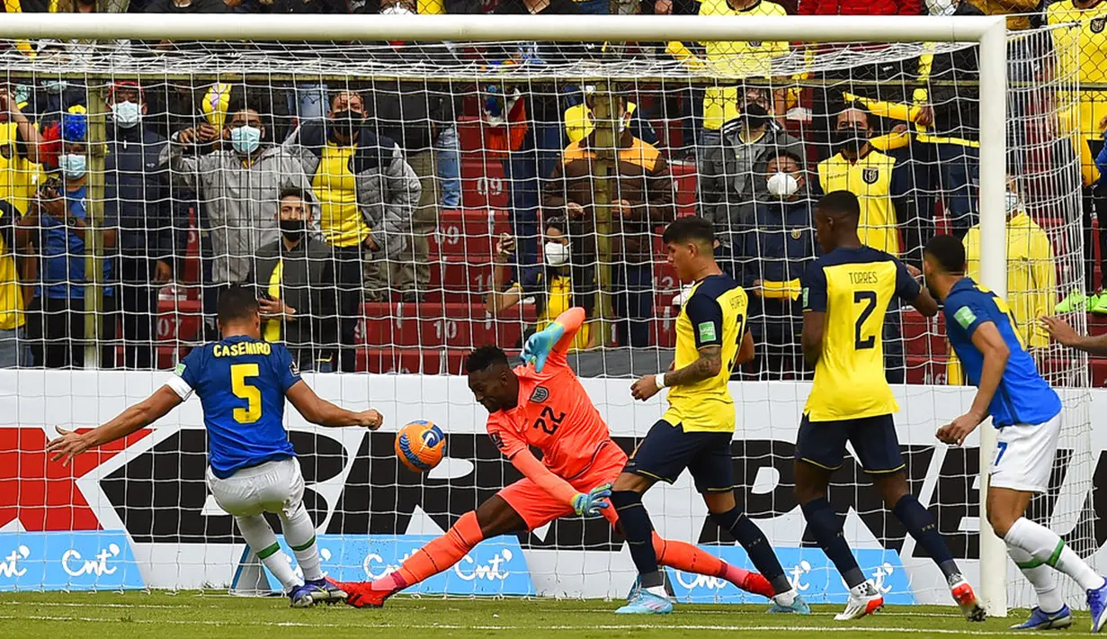 Pemain Brasil Casemiro (kiri) mencetak gol ke gawang Ekuador pada pertandingan sepak bola Kualifikasi Piala Dunia 2022 di Stadion Casa Blanca, Quito, Ekuador, 27 Januari 2022. Pertandingan berakhir imbang 1-1. (Rodrigo Buendia/Pool via AP)