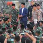 Presiden Joko Widodo bersama Panglima TNI Marsekal Hadi Tjahjanto dan Kapolri Jenderal Tito Karnavian tiba menghadiri buka puasa bersama dengan Keluarga Besar TNI - Polri dan Masyarakat di Lapangan Monas, Jakarta, Kamis (16/5/2019). (Liputan6.com/Angga Yuniar)