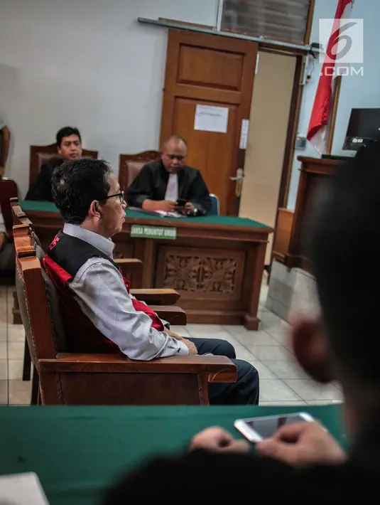 Terdakwa kasus dugaan penghilangan barang bukti pengaturan skor, Joko Driyono saat menjalani sidang putusan di PN Jakarta Selatan, Jakarta, Selasa (23/7/2019). Sebelumnya, jaksa penuntut umum menuntut Joko Driyono dua tahun dan enam bulan penjara karena terbukti bersalah. (Liputan6.com/FaizalFanani)