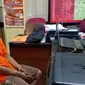 Tersangka kakak bunuh adik saat diminta keterangan oleh penyidik Polresta Pekanbaru. (Liputan6.com/M Syukur)