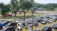 Antrean kendaraan yang hendak masuk ke dermaga eksekutif Pelabuhan Bakauheni Lampung, Lampung Selatan. Foto: (Liputan6.com/Ardi).