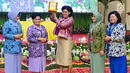 Istri Menteri Pertahanan Nora Ryamizard Ryacudu (tengah) menerima cinderamata usai menjadi pembicara pada pembekalan kepada 931 anggota Dharma Pertiwi di Jakarta, Kamis (25/1). (Liputan6.com/Pool/Kemenhan)