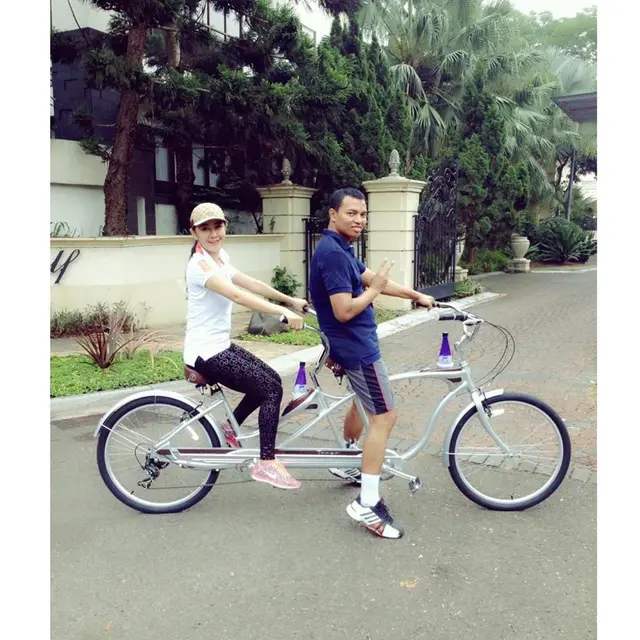 7 Momen Seru Uut Permatasari dan Keluarga saat Gowes Bareng