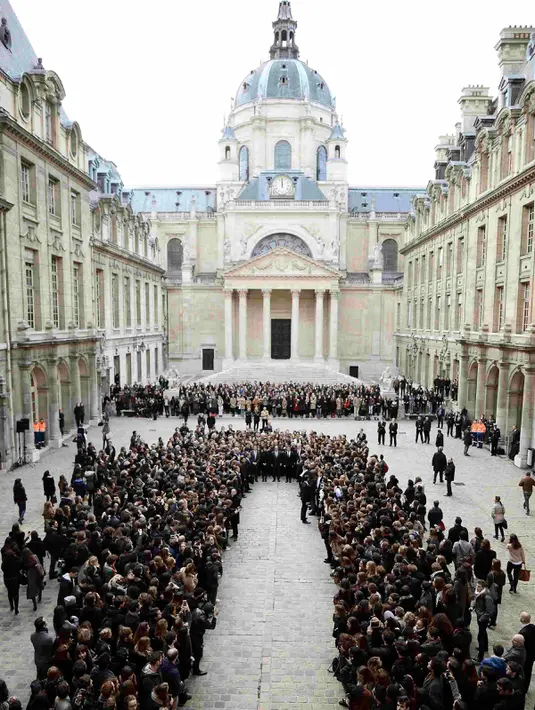 Suasana saat dilakukannya a minute of silence atau hening selama satu menit di Universitas Sorbonne, Paris, Perancis, (16/11/2015).  Hal ini dilakukan sebagai penghormatan bagi korban serangan di Paris lalu. (REUTERS/Stephane de Sakutin) 
