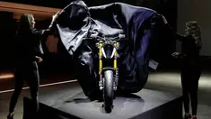 Model menampilkan prototipe sepeda motor listrik keluaran perusahaan asal Italia, Volt selama pameran di Milan, Italia (16/3). Kecepatan sepeda motor listrik ini dapat mencapai 100 km/jam dalam waktu 4,6 detik. (AP Photo/Antonio Calanni)