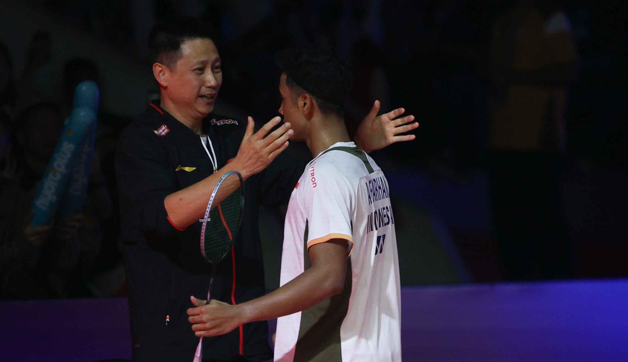 Laga final Indonesia Masters 2026 akan berlangsung di Istora Gelora Bung Karno, Senayan, Jakarta pada Minggu, 25 Januari 2026. Tampak dalam foto, pebulu tangkis tunggal putra Indonesia, Alwi Farhan mendapat ucapan selamat dari pelatihnya usai mengalahkan wakil Taiwan, Chi Yu Jen pada babak semifinal Indonesia Masters 2026 di Istora Gelora Bung Karno, Senayan, Jakarta, Sabtu (24/1/2026). (Bola.com/M Iqbal Ichsan)