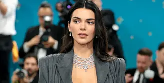 Kendall Jenner tampil memukau dengan kalung berhiaskan berlian 12,37 karat dan berlian 76,11 karat yang dipasang pada emas putih 18 karat, anting berhiaskan berlian yang dipasang pada emas putih 18 karat, cincin berhiaskan berlian marquise cut 5,01 karat yang dipasang pada emas putih 18 karat, dan cincin berhiaskan berlian emerald cut 5,04 karat yang dipasang pada emas 18 karat dari Haute Joaillerie Collection. [dok. Chopard]