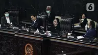 Ketua DPR Puan Maharani (kedua kanan) saat memimpin Rapat Paripurna Pembukaan Masa Sidang III Tahun 2019-2020 di Kompleks Parleman, Jakarta, Senin (30/3/2020). Rapat di antaranya membahas dukungan penuh DPR terhadap upaya pemerintah dalam menangani virus corona COVID-19. (Liputan6.com/Johan Tallo)