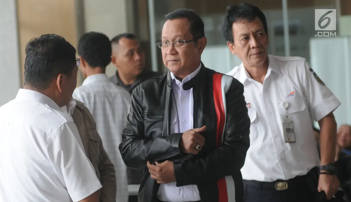 Direktur Utama PT Kereta Api Indonesia Edi Sukmoro bersiap menemui pimpinan KPK, Jakarta, Senin (12/08/2019). Edi Sukmoro tampil mengenakan jaket kulit hitam dan sepatu sneakers saat ingin bertemu pempinan KPK  untuk melakukan konsultasi pencegahan tindak pidana korupsi. (merdeka.com/Dwi Narwoko)