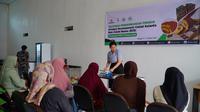 Pelatihan pengolahan cokelat asli Berau oleh PT Berau Coal memberdayakan ibu-ibu rumah tangga dari berbagai kelurahan dengan bimbingan seorang chef profesional untuk menghasilkan produk turunan cokelat bernilai ekonomi.