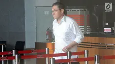 Anggota DPR Komisi XI dari Fraksi PAN yang juga sebagai tersangka dana perimbangan APBN-P 2017, Sukiman, seusai menjalani pemeriksaan oleh penyidik di Gedung KPK, Jakarta, Selasa (26/2). (Merdeka.com/Dwi Narwoko)