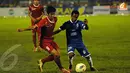 Dinan Yahdian Javier (Timnas U19 - kiri) berusaha mempertahankan bola dari hadangan Boas Artururi (PSIS) dalam laga yang digelar di Stadion Jatidiri Semarang pada Jumat 14 Februari 2014 (Liputan6.com/Helmi Fithriansyah).