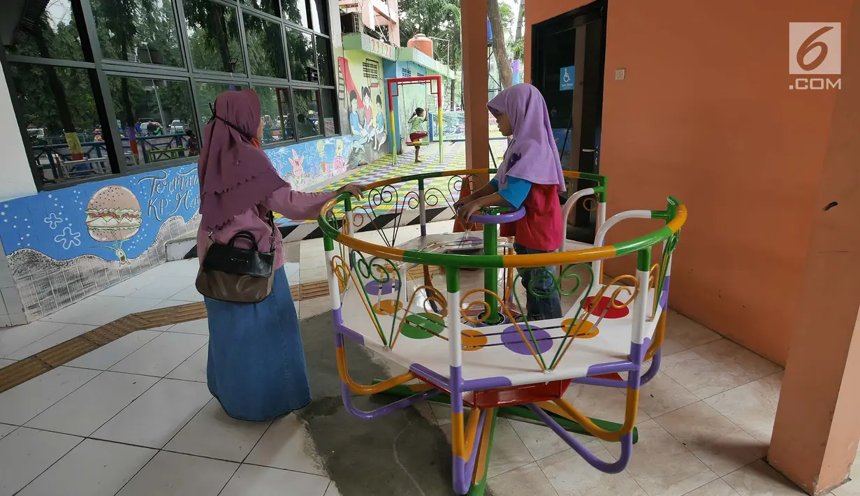 Seorang anak bermain mangkok putar di ruang publik terbuka ramah anak (RPTRA) Terminal Kampung Rambutan, Jakarta, Senin (27/5/2019). Menyambut arus mudik Lebaran 2019, RPTRA mini ini diharapkan bisa memberi hiburan bagi anak-anak yang hendak menunggu keberangkatan. (Liputan6.com/Herman Zakharia)