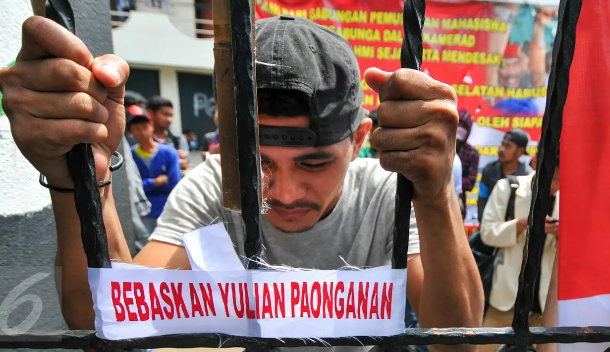 Massa Yulian Paonganan alias Ongen gelar demo di depan PN Jaksel, Jakarta, (3/5/2016). Dalam, akun twitternya @ypaonganan, Ongen mengunggah foto Presiden Jokowi dan artis Nikita Mirzani dengan tagar yakni #PapaDoyanLonte. (Liputan6.com/Yoppy Renato)