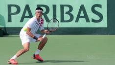 Petenis Indonesia, David Agung Susanto mencoba mengembalikn bola ke petenis Filipina pada Piala Davis 2018 grup dua Asia/Oceania di Senayan, Jakarta, Sabtu (3/2/2018). David menang 6-2, 7-5. (Bola.com/Nick Hanoatubun)