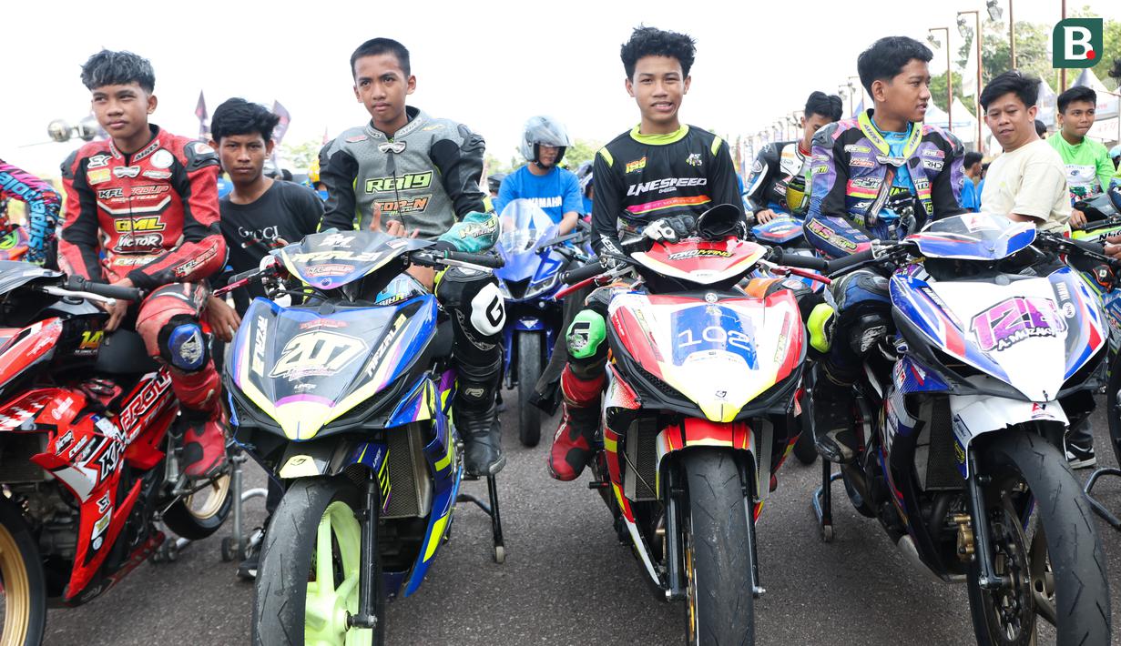 Deretan para pembalap yang bertanding di Yamaha Cup Race Seri 1 yang bertempat di Sirkuit Puncak Mario, Kabupaten Sidrap, Sulawesi Selatan. (Bola.com/Abdul Aziz)