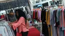 Pengunjung memilih koleksi pakaian di salah satu stand pada gelaran JakCloth di halaman Istora Senayan, Jakarta, Senin (4/6). JakCloth berlangsung hingga 10 Juni 2018. (Liputan6.com/Helmi Fithriansyah)