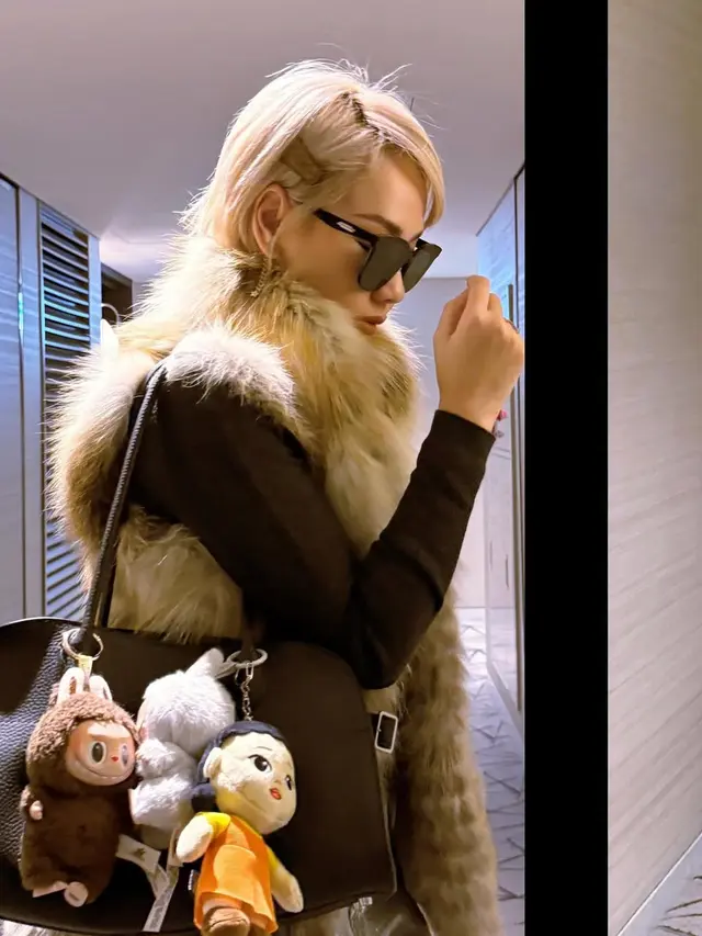 6 Potret OOTD BCL Selama di Korea Selatan, Paduan Pas dengan Rambut Pixie Cut