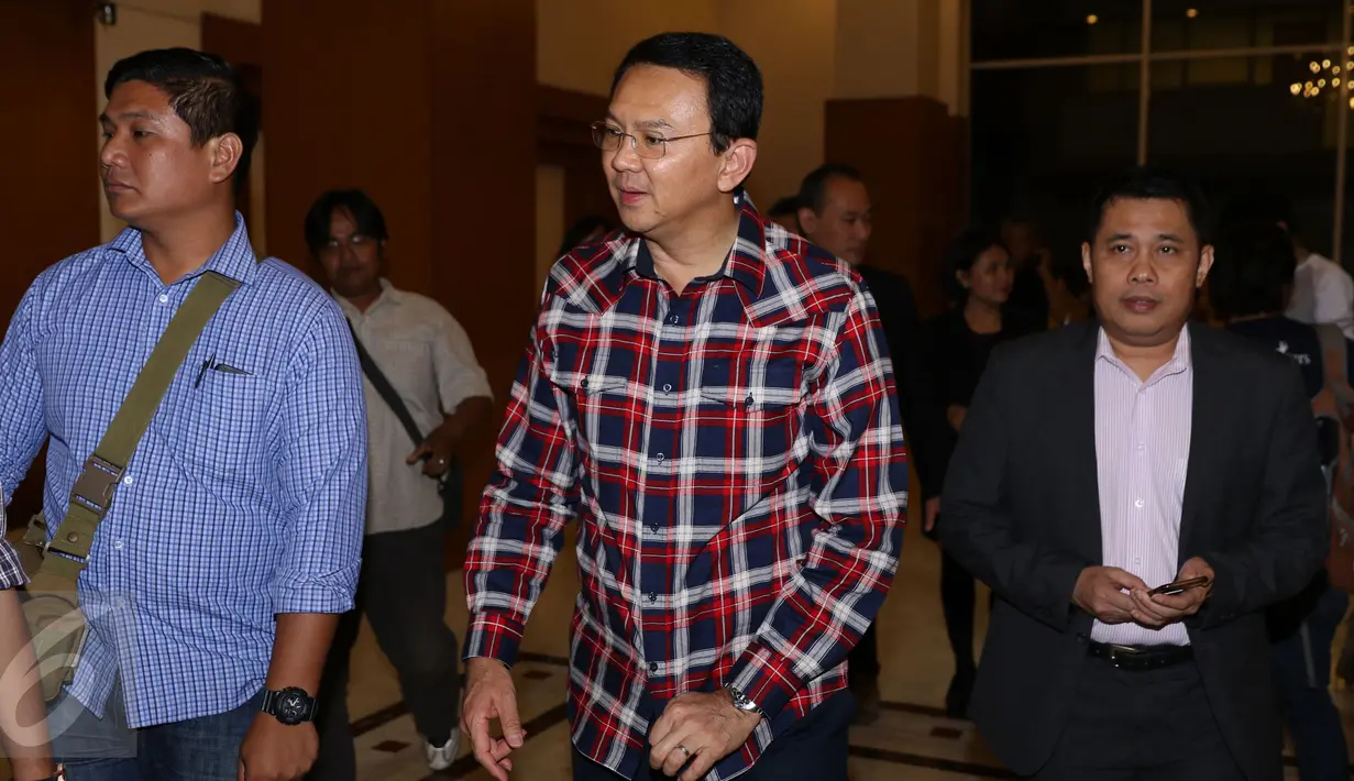 Cagub DKI Jakarta, Basuki Tjahaja Purnama (tengah) bersiap menghadiri Urun Rembuk Iluni UI di Grand Sahid Jaya, Jakarta, Kamis (12/1). Urun rembuk berlangsung tertutup. (Liputan6.com/Helmi Fithriansyah)