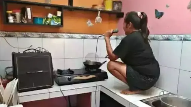 10 Potret Tingkah Orang saat Memasak Ini Nyeleneh Banget, Bikin Geleng Kepala