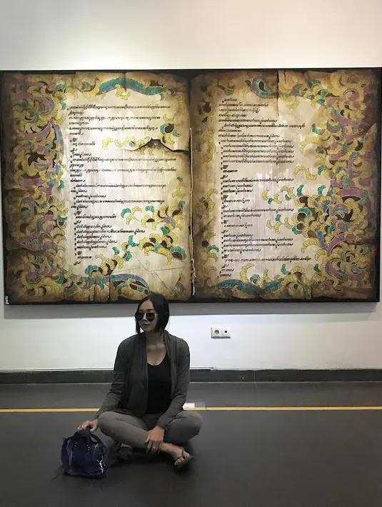 Seperti ini contohya, Aura terlihat begitu santai dengan sandal jepit yang dipadukan dengan celana panjang dan outer abu-abu, serta kaos dalaman berwarna hitam.  (Instagram/aurakasih)