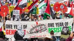 Orang-orang berdemonstrasi untuk memperingati satu tahun perang antara Hamas dan Israel di Los Angeles, pada 5 Oktober 2024. (RINGO CHIU/AFP)