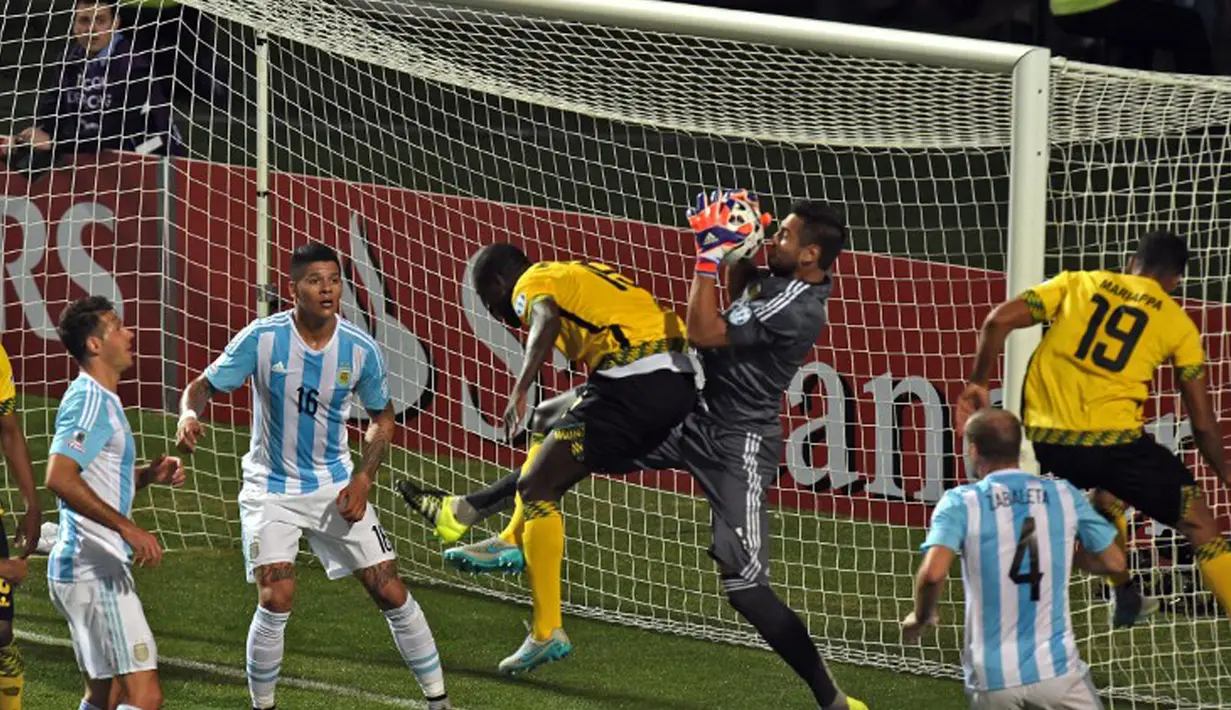 Kiper Argentina Sergio Romero berhasil mengamankan gawangnya dari serangan gelandang Jamaika Je-Vaughn Watson saat Copa America 2015 di Vina del Mar, pada 20 Juni 2015. (AFP Photo/Pablo Porciuncula)