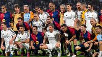 Pelatih Timnas Indonesia, Patrick Kluivert (tengah) berfoto bersama dengan para legenda Barcelona dan legenda Real Madrid dalam laga persahabatan yang berlangsung di DY Patil Stadium, Navi Mumbai, India. (AFP/Punit Paranjpe)