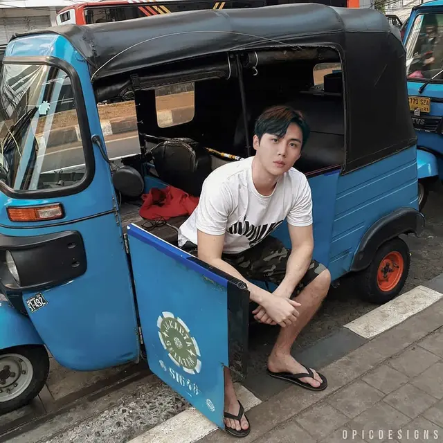 6 Editan Foto Kim Seon Ho Jika Bekerja di Indonesia, Pakai Seragam PNS Bikin Senyum