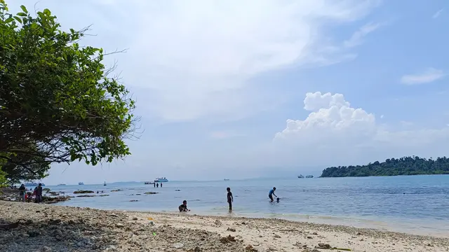 Berkereta ke Pulau Merak Kecil, Wisata 'Low Budget' di Ujung Barat Pulau Jawa